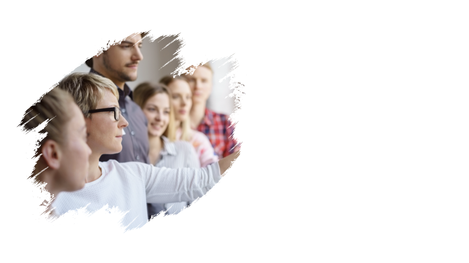 Das Bild zeigt mehrere Personen, die auf eine Pinnwand blicken und gemeinsam etwas besprechen und diskutieren.